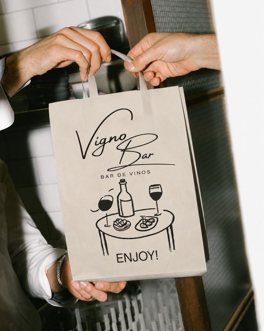 Bolsa de papel de Vigno Bar entregada en mano